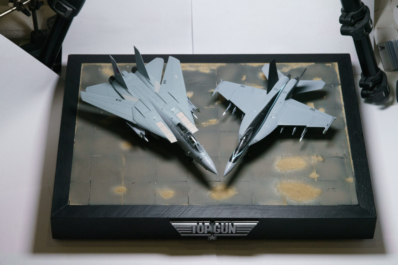 Aufsicht auf das Top-Gun-Diorama mit Tomcat- und Super-Hornet-Modell auf schwarzem Sockel
