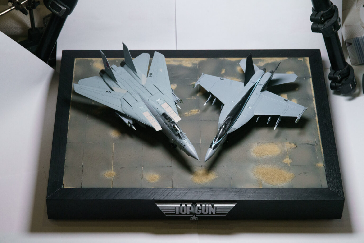 Aufsicht auf das Top-Gun-Diorama mit Tomcat- und Super-Hornet-Modell auf schwarzem Sockel