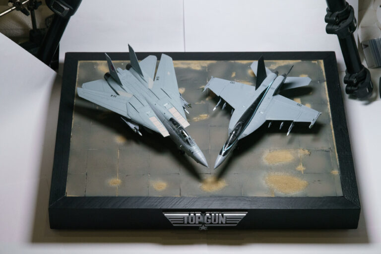 Aufsicht auf das Top-Gun-Diorama mit Tomcat- und Super-Hornet-Modell auf schwarzem Sockel