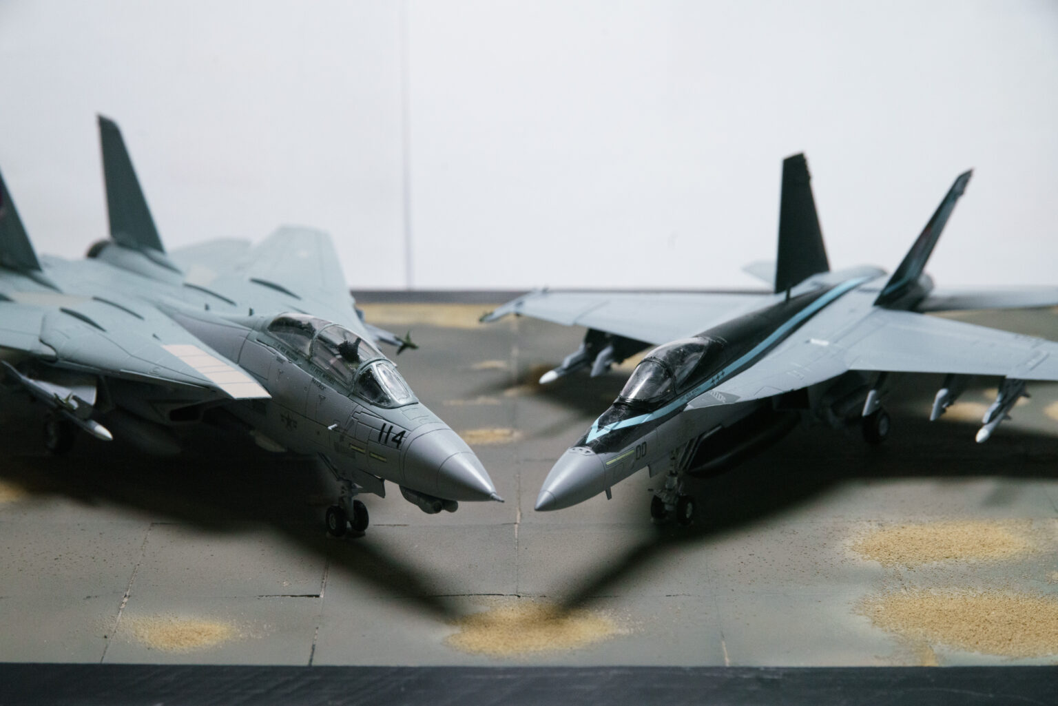 Flache Nahaufnahme der Cockpits von F-14 Tomcat und F-A-18 Super Hornet nebeneinander