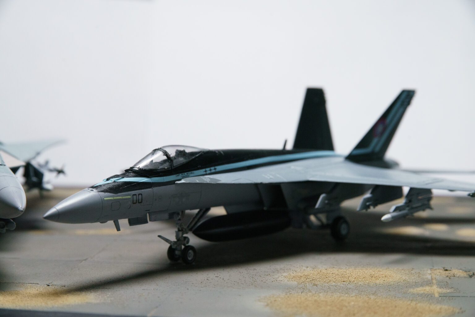 F-A-18-Super-Hornet-Modell in der Seitenansicht mit schwarz-türkiser Sonderlackierung