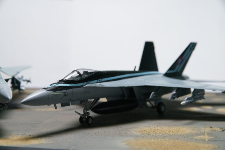 F-A-18-Super-Hornet-Modell in der Seitenansicht mit schwarz-türkiser Sonderlackierung
