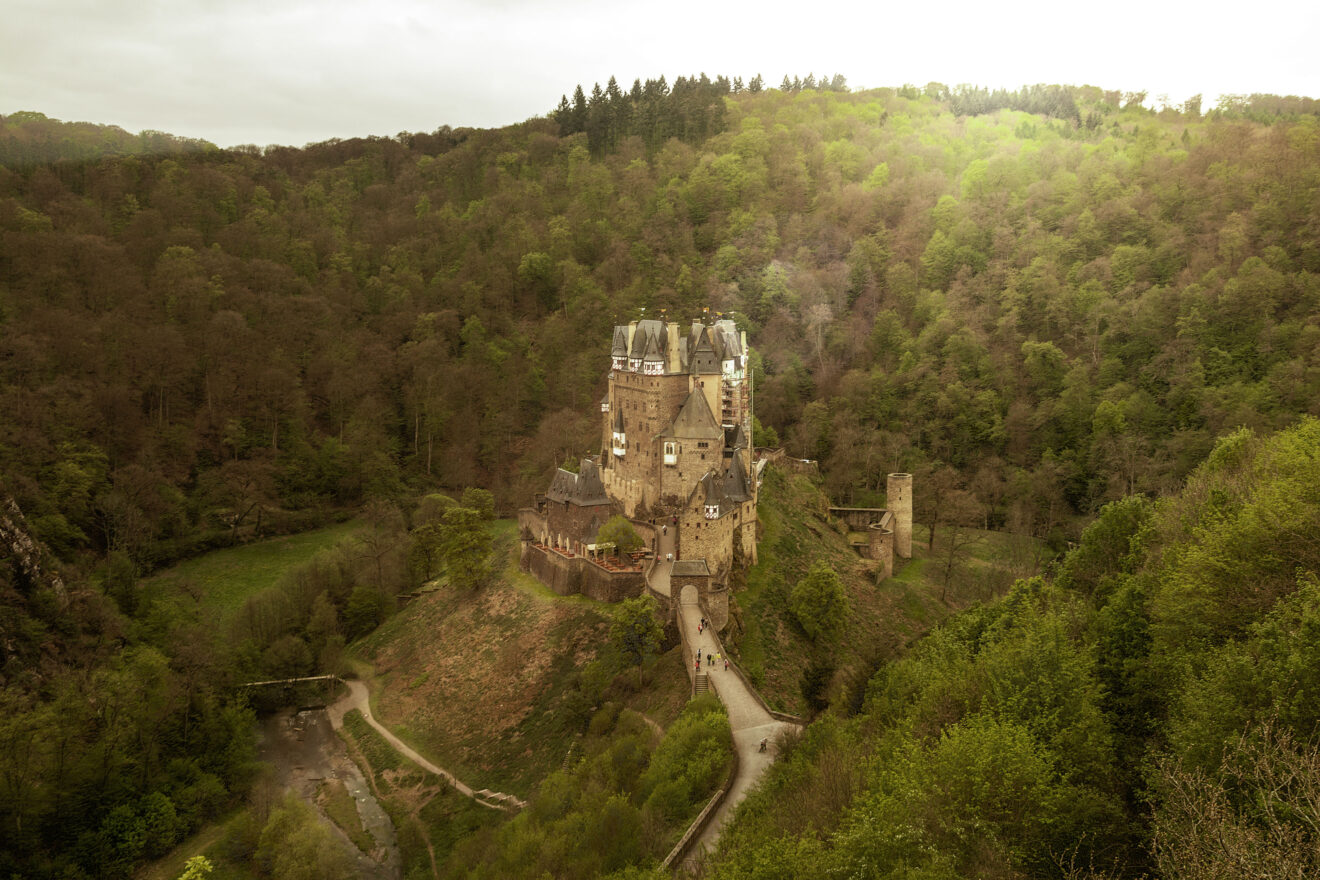 Märchenhafte Burg Eltz, idyllisch gelegen in den Wäldern der Eifel.