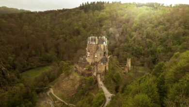 Märchenhafte Burg Eltz, idyllisch gelegen in den Wäldern der Eifel.