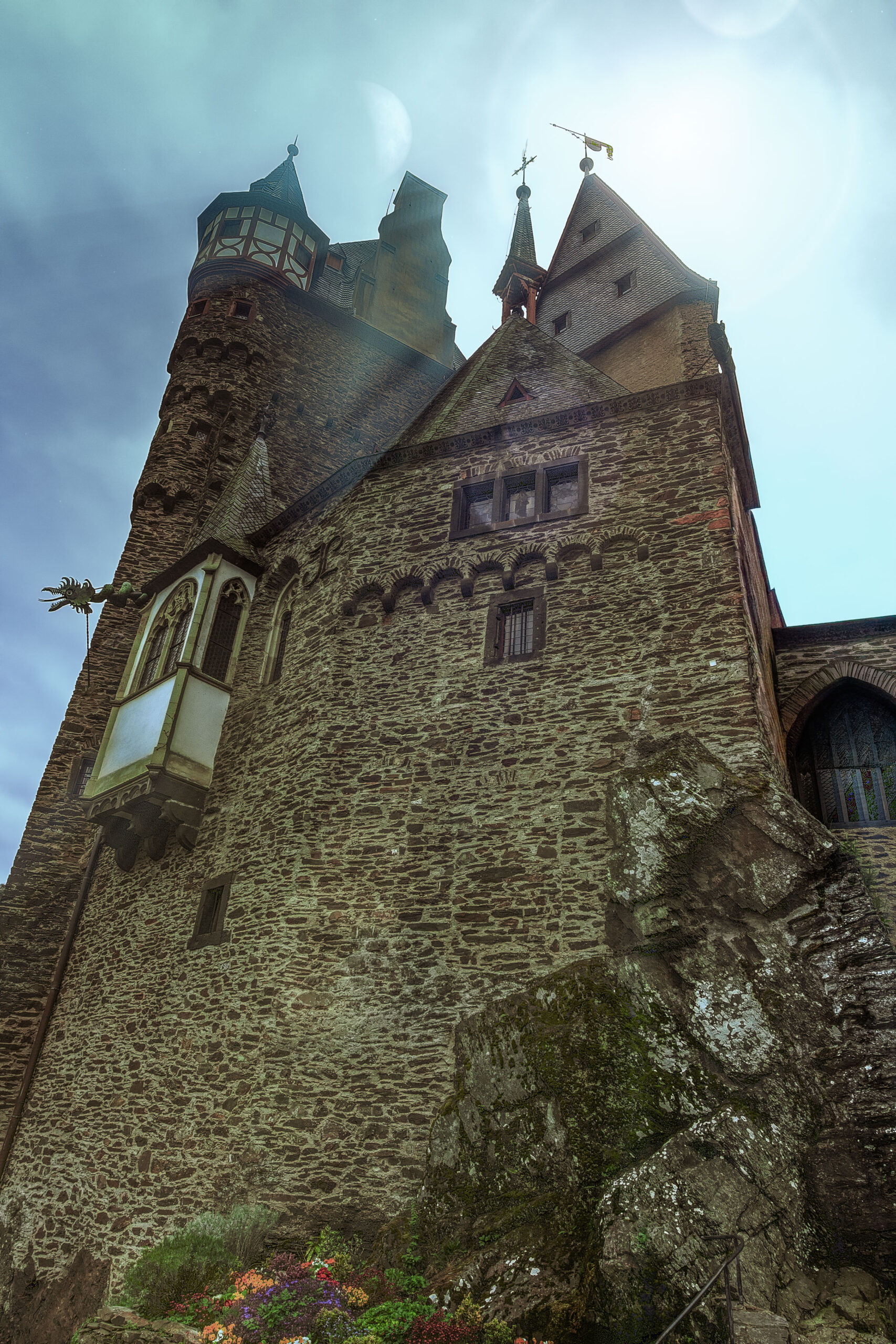 Die majestätische Burg Eltz im strahlenden Licht der Sonne.