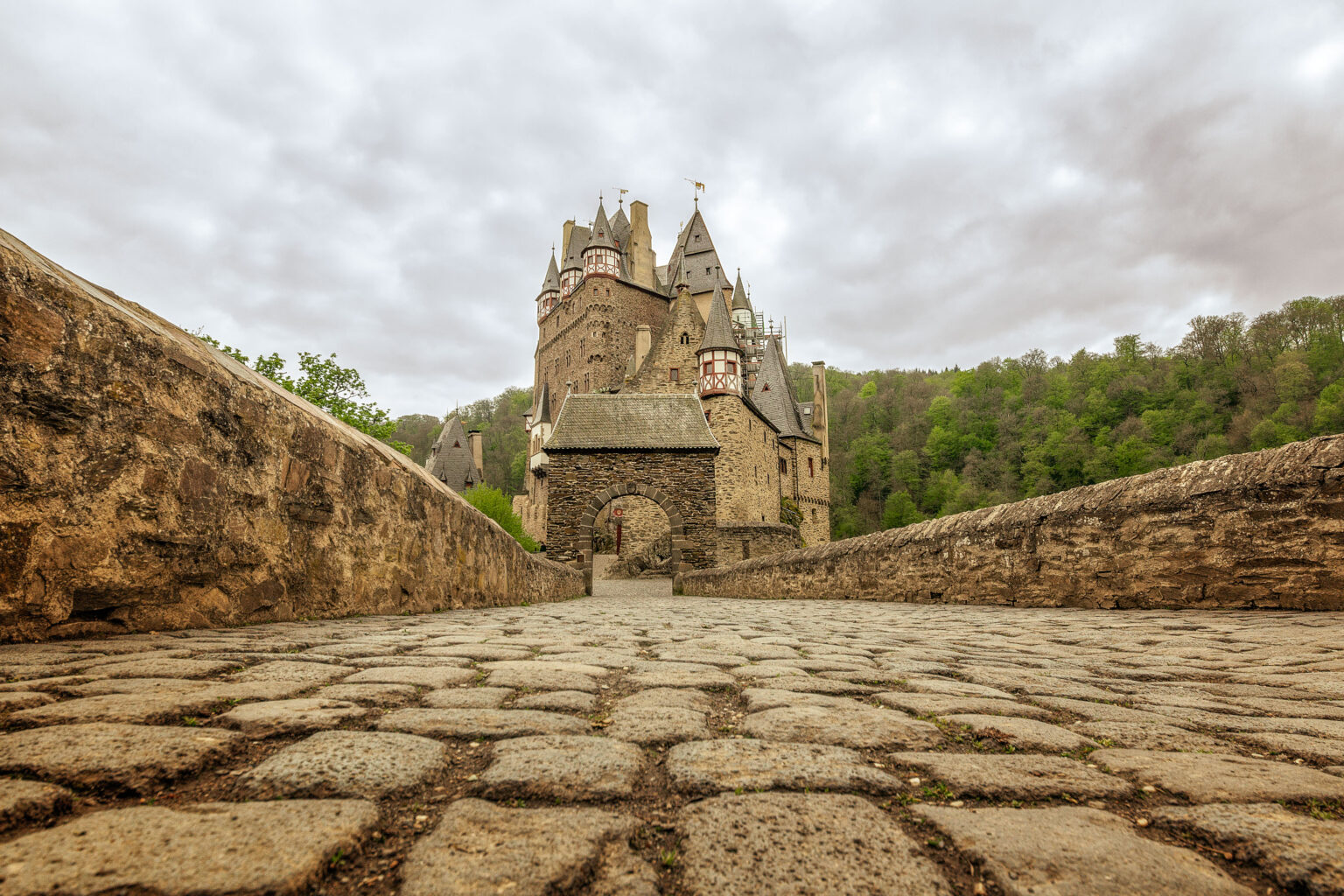 Blick über die Steinbrücke auf die mittelalterliche Burg Eltz.