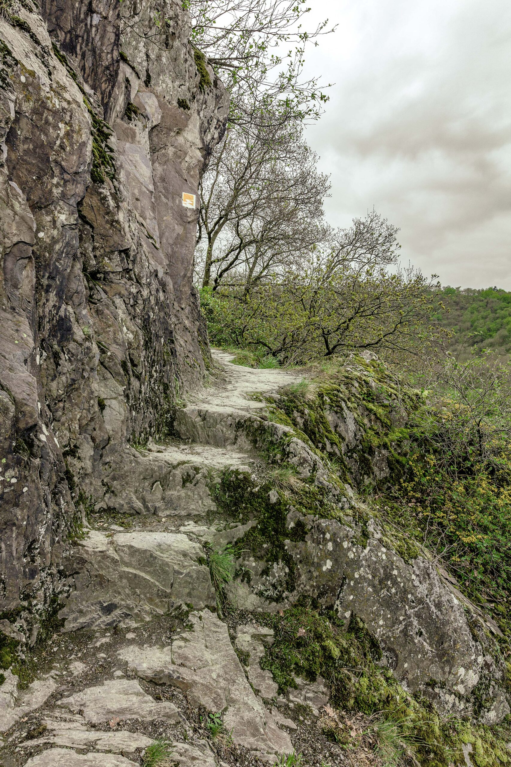 Ein in den Fels gehauener Wanderpfad bei der Burg Eltz.