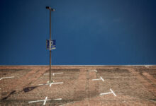 Вид на парковку для художников под глубоким голубым небом.