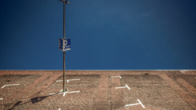 Steile blik op een parkeerplaats voor kunstenaars onder een diepblauwe lucht.