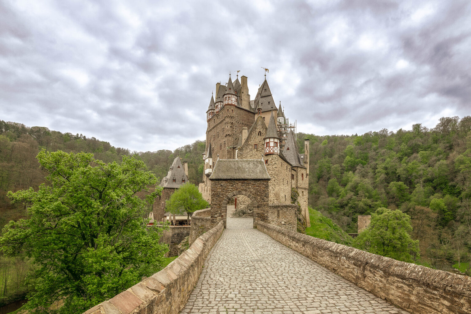 Die historische Burg Eltz, erreichbar über eine steinerne Brücke.