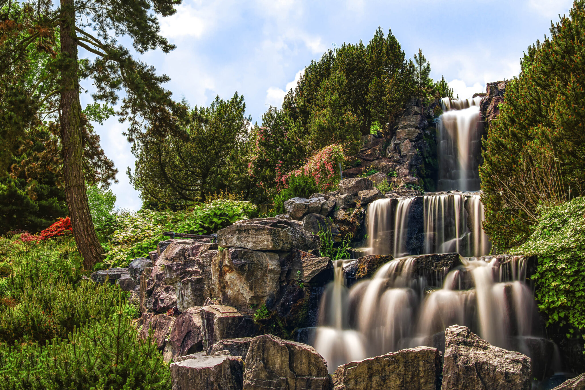 Der Kaskadenwasserfall im Grugapark in Essen.