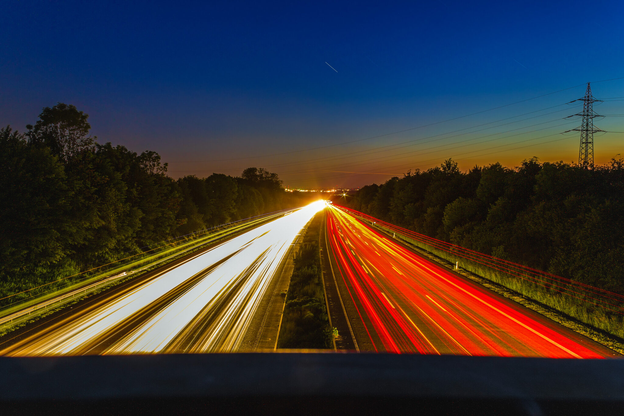 Lichtstreifen des Abendverkehrs auf der Autobahn A46 bei Haan.