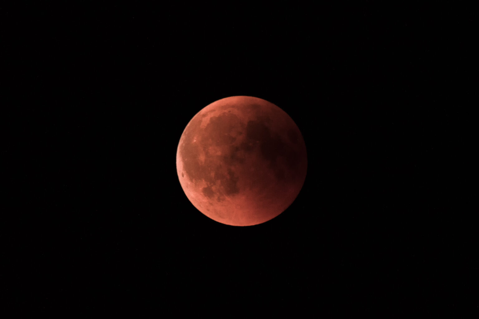Der Blutmond während einer totalen Mondfinsternis am Sternenhimmel.