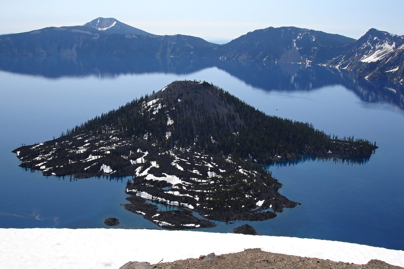 Crater Lake in Oregon mit der Vulkaninsel Wizard Island, tiefblaues Wasser