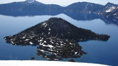 Crater Lake in Oregon mit der Vulkaninsel Wizard Island, tiefblaues Wasser
