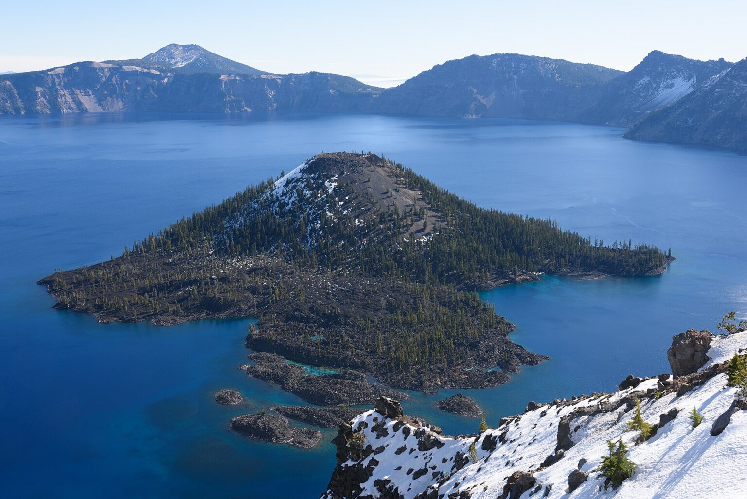 Das tiefblaue, gestochen klare Wasser des Crater Lake mit Wizard Island