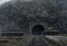 Tiger I und Sherman M4A1 flankieren ein Eisenbahn-Tunnelportal in einer Felswand, Mai 1945, stahlgraue Kriegsende-Szenerie