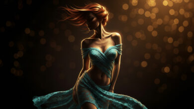 Eine anmutige Frau in blauer Spitze vor goldenen Lichtern.